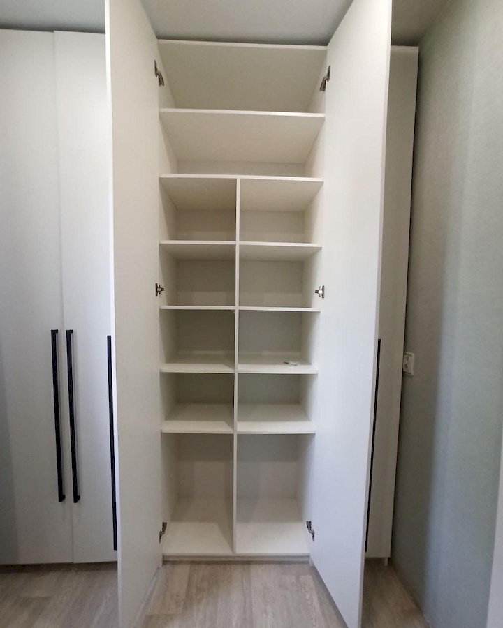 Встроенные шкафы-Встроенный шкаф с распашными дверями «Модель 24»-фото2